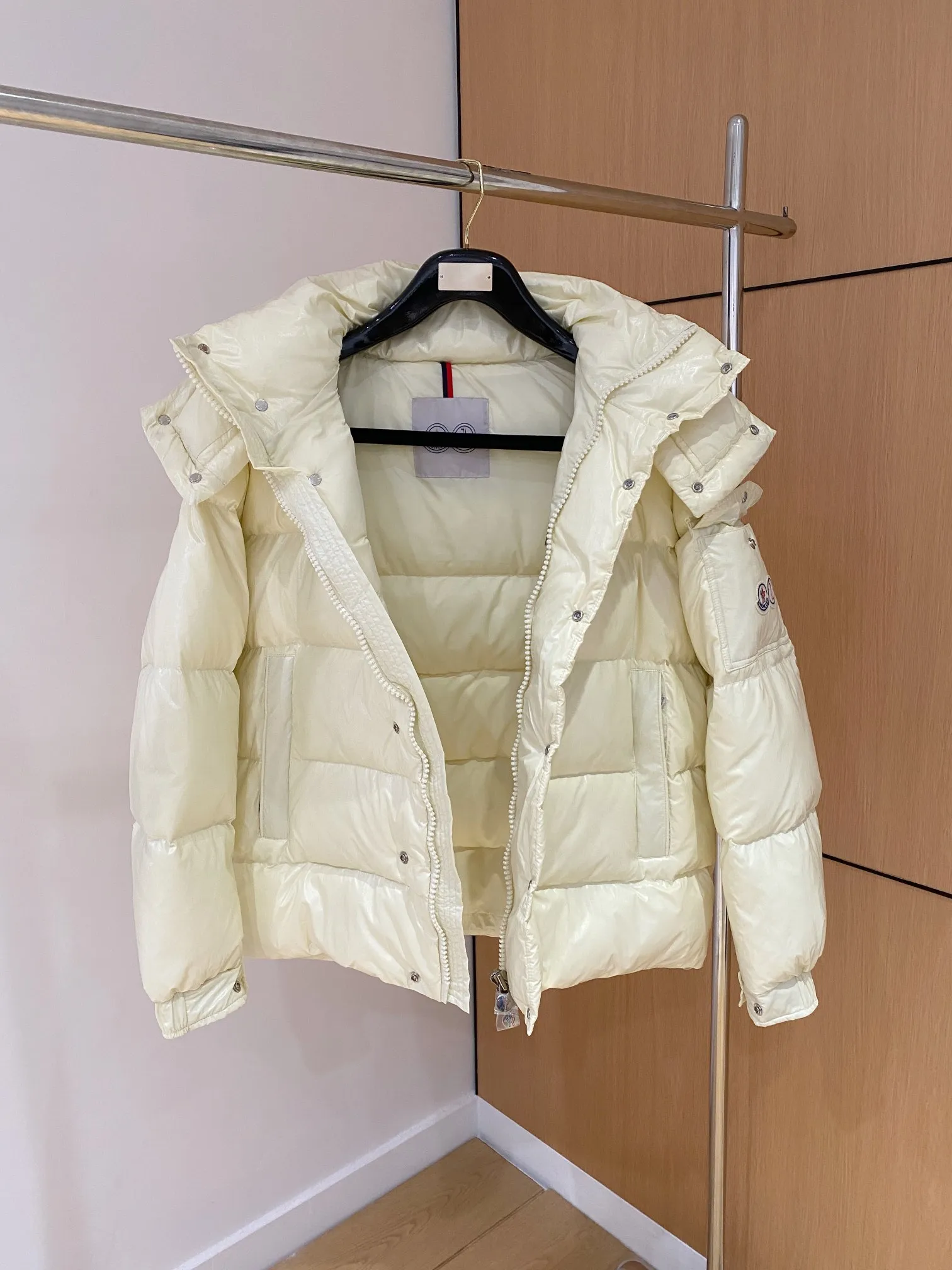 P390 Moncler/ 2026 70 、 。 DNA ， ， 。 Classic ， 、 。 Classic 70 。 Quality， 90 ，Premium Quality ， ，Black ！ Sizes M-3XL